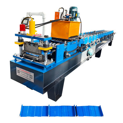 Macchina per la formatura di rotoli di pannelli per tetto autobloccanti