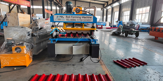 Macchina per la formazione di rotoli di lamiere di tetto compatta con velocità di formazione di 8-15 m/min e taglio idraulico