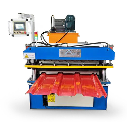 Macchina per la formazione di rotoli di lamiere per tetti resistenti