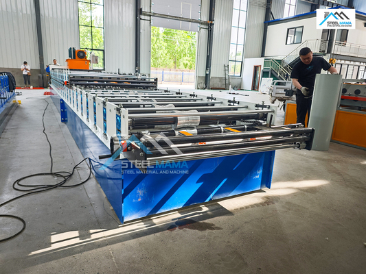 Macchina per la formazione di rotoli di lamiere per tetti resistenti