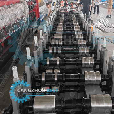 Macchina per la formazione di rotoli di profilati di recinzione di acciaio di metallo a doppia linea