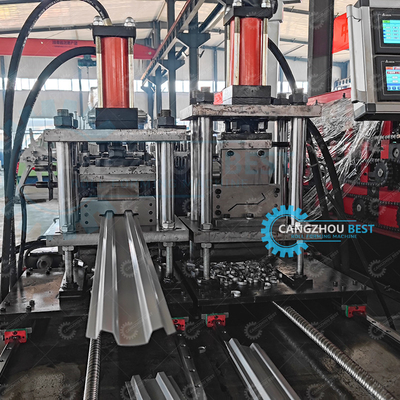 Macchina per la formazione di rotoli di profilati di recinzione di acciaio di metallo a doppia linea