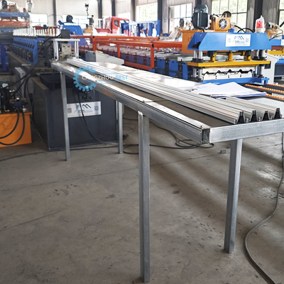 Macchine per la formazione di rotoli di canale con taglio a volo ad alta velocità senza sosta