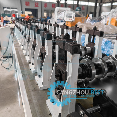 Macchina per la formazione di rotoli per la produzione di profili metallici galvanizzati a canale C