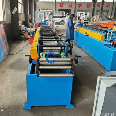 Macchina per la formazione di rotoli per fabbricazione di recinzioni a parete laterale con profili in acciaio galvanizzato