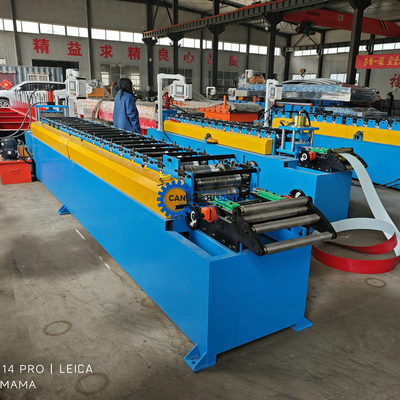 Macchina per la formazione di rotoli per fabbricazione di recinzioni a parete laterale con profili in acciaio galvanizzato