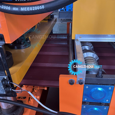 Taglio idraulico 5.5kw Potenza Profilo di acciaio a colori Russia Tiles Roll Forming Machine