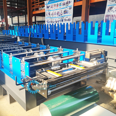 Macchina per la formazione di rotoli di lamiere per tetti a profilo di acciaio trapezzodiale a doppio strato resistente