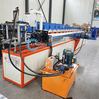 Macchina per la formatura a freddo di porte a serranda personalizzabile con sistema di azionamento a catena o scatola ingranaggi