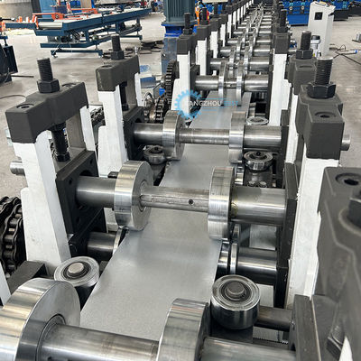 Macchina per la profilatura di pannelli per controsoffitti in cartongesso C U G a tre profili di dimensioni multiple