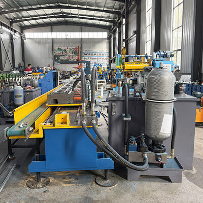 Macchina per la formatura di rulli per la produzione di acciaio con barra T / T principale con profilo a T per soffitto in metallo