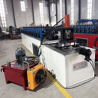 Produzione di macchine per la formatura di rulli a canale Omega per taglio volante in acciaio metallico
