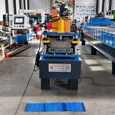 Macchina per la formatura di rotoli di pannelli per tetto autobloccanti