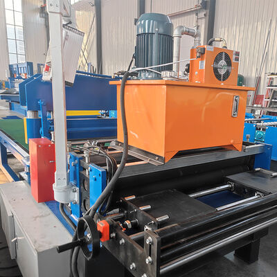 Macchina per la formatura di lamiere in acciaio zincato tagliate a misura con impilatore automatico